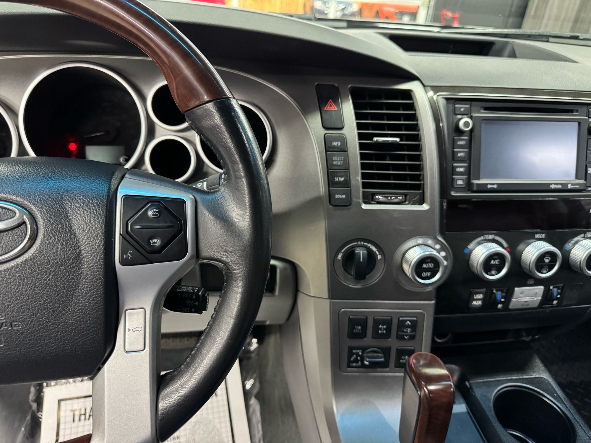 2017 Toyota Sequoia Platinum photo 29