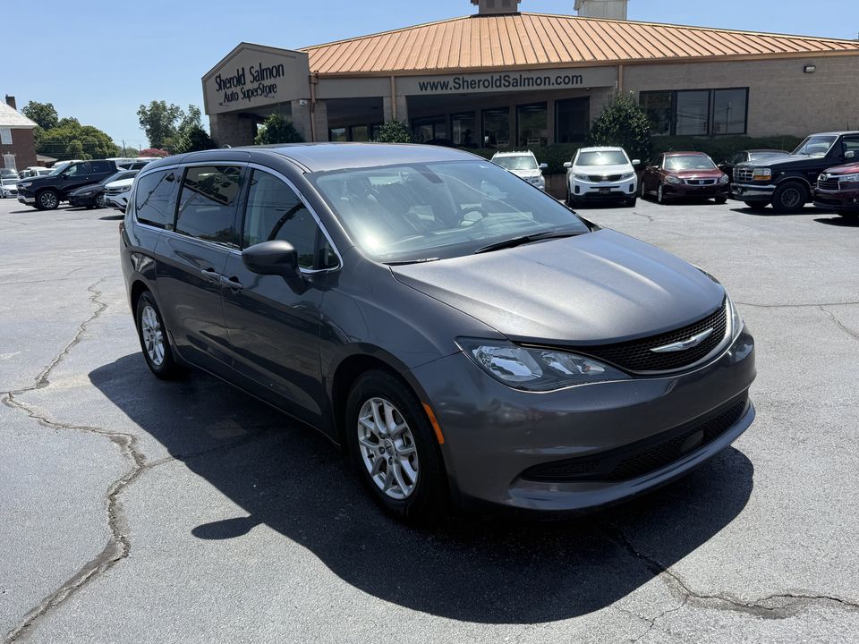 2022 Chrysler Voyager LX