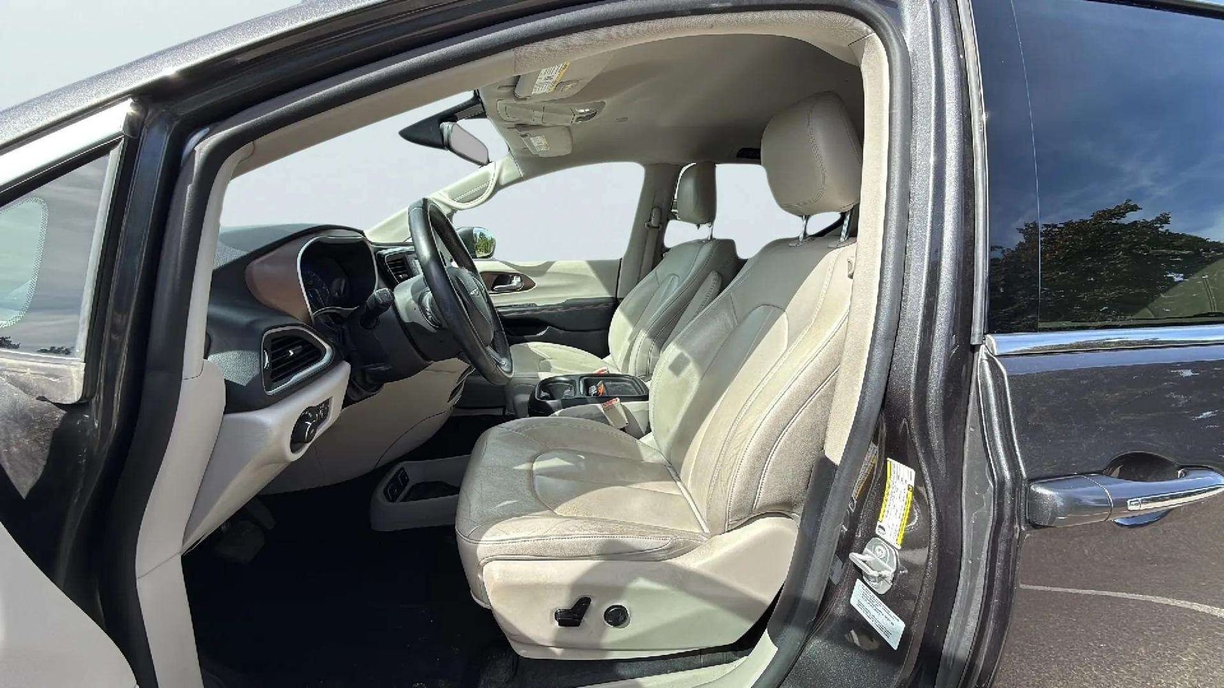 2017 Chrysler Pacifica Touring L photo 14
