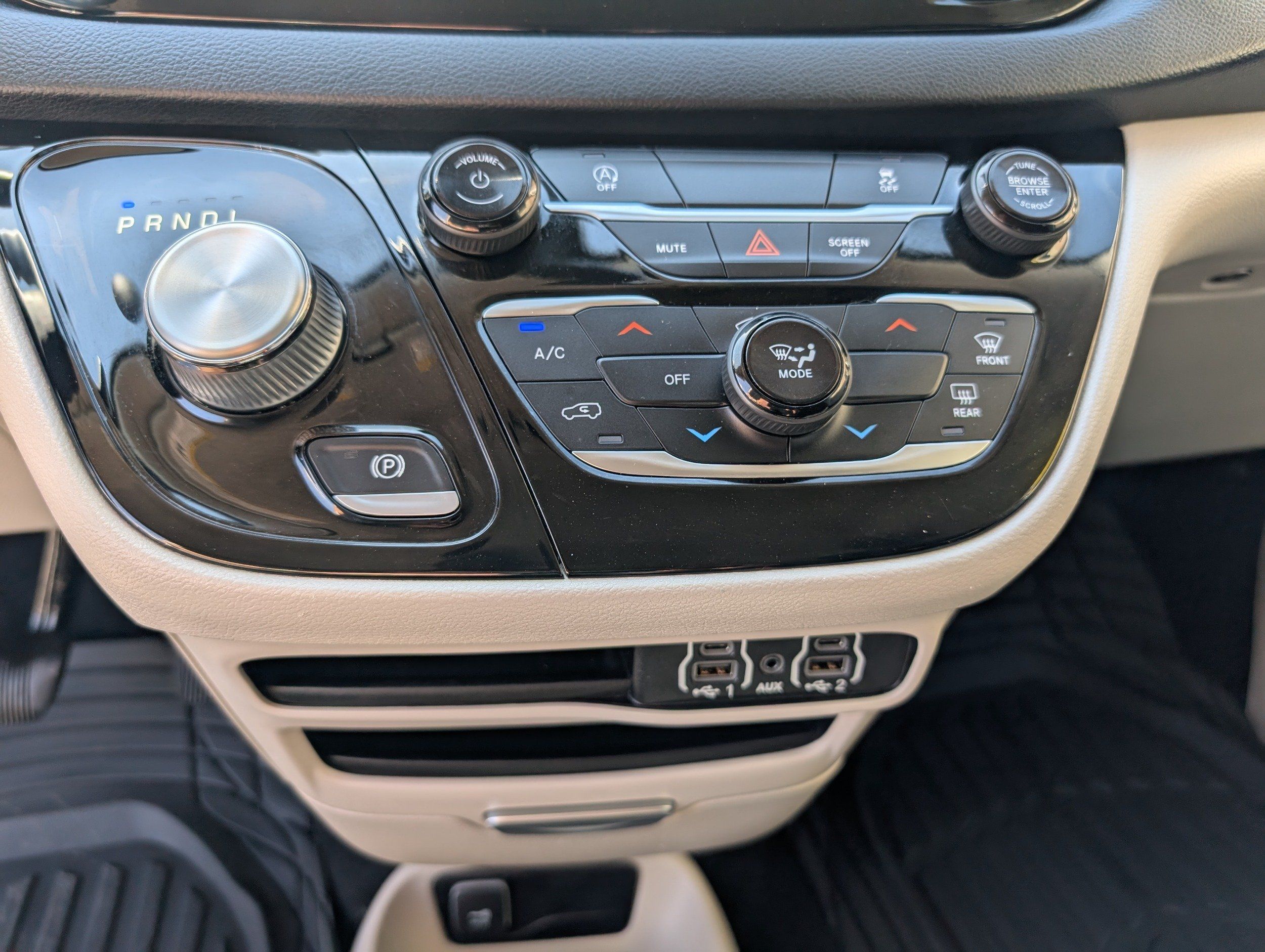2022 Chrysler Voyager LX - Photo 14