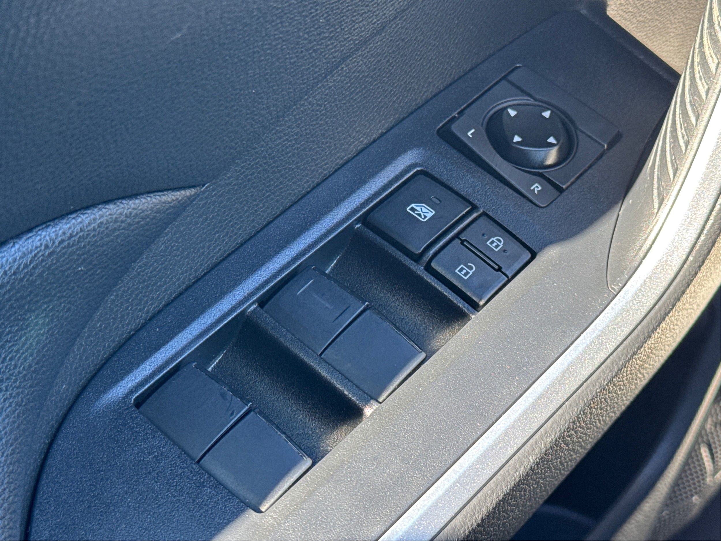 2020 Toyota RAV4 XLE photo 37