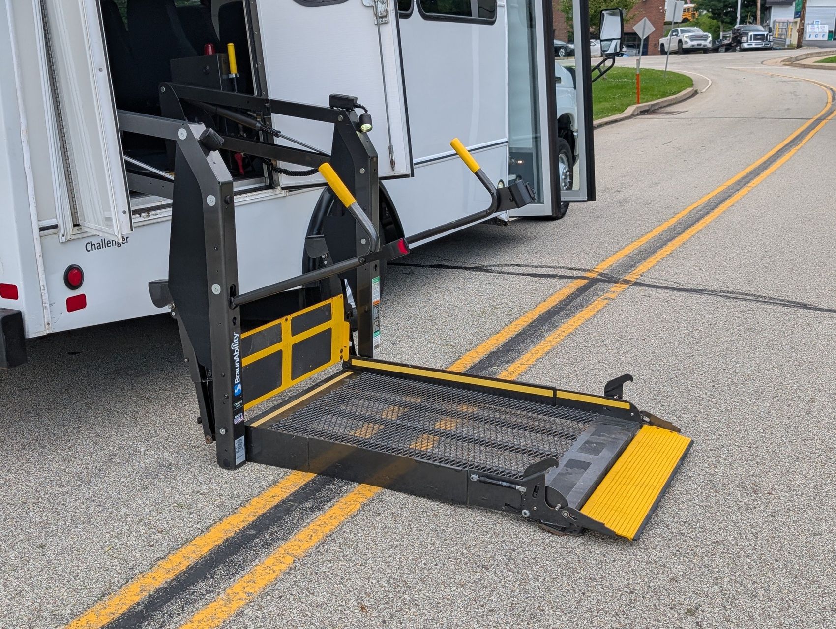 2016 Ford E-350 19
