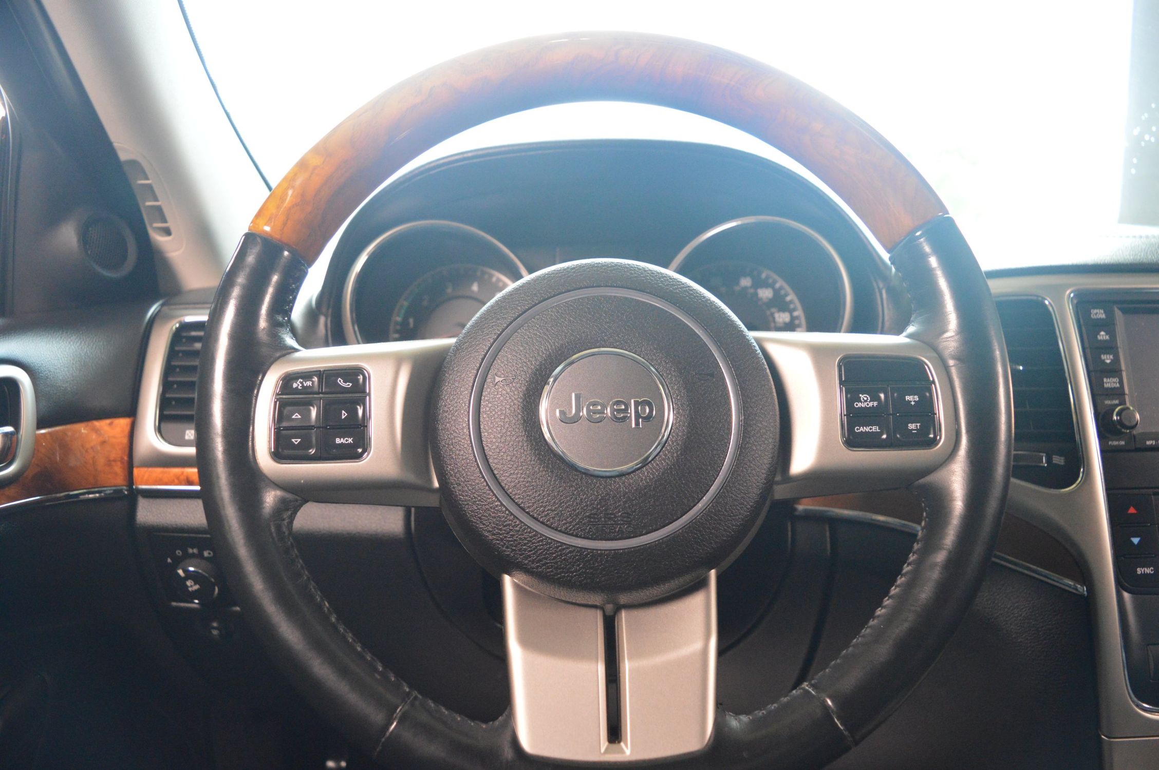 2011 Jeep Grand Cherokee Overland photo 24