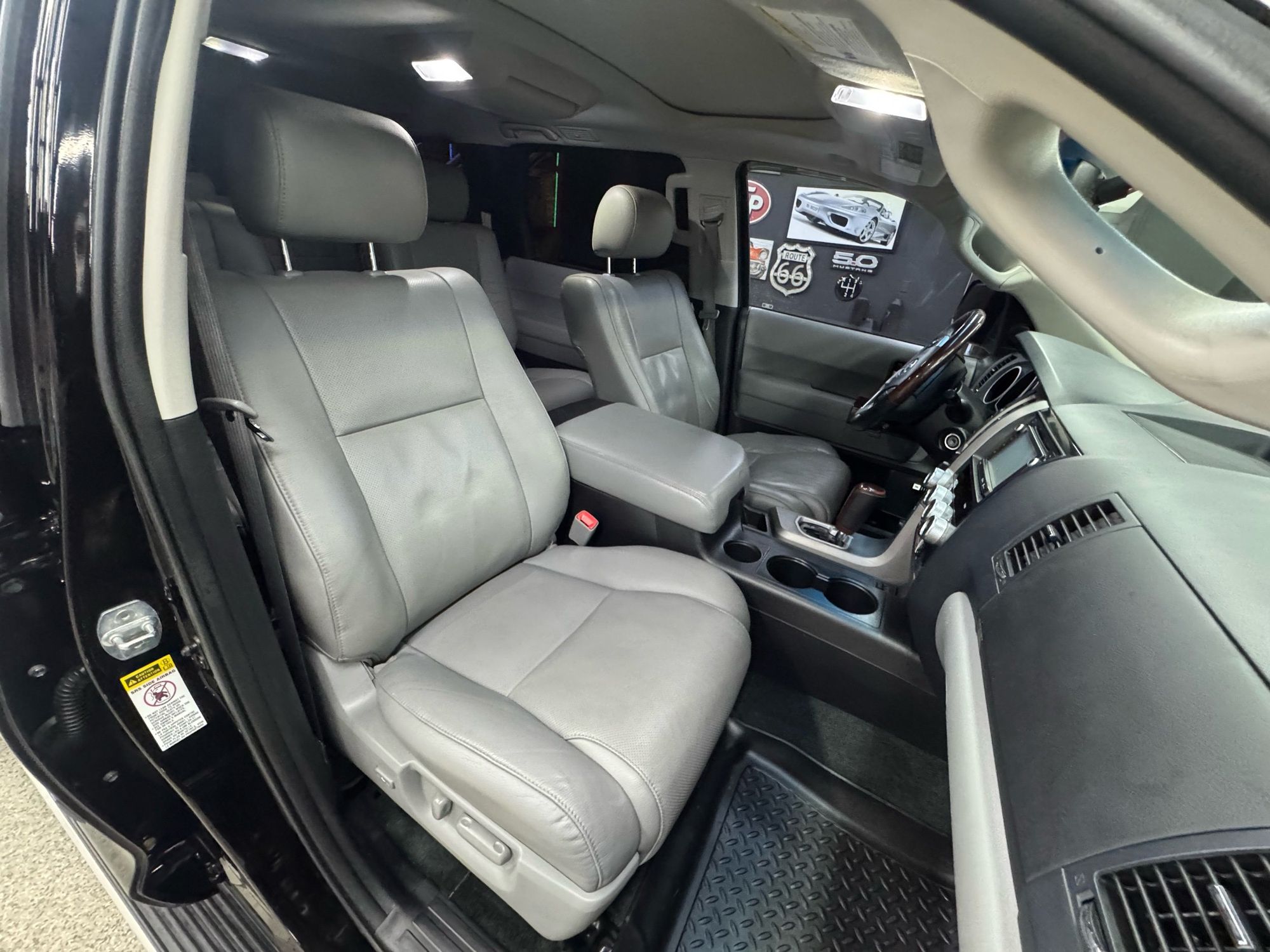2017 Toyota Sequoia Platinum photo 25