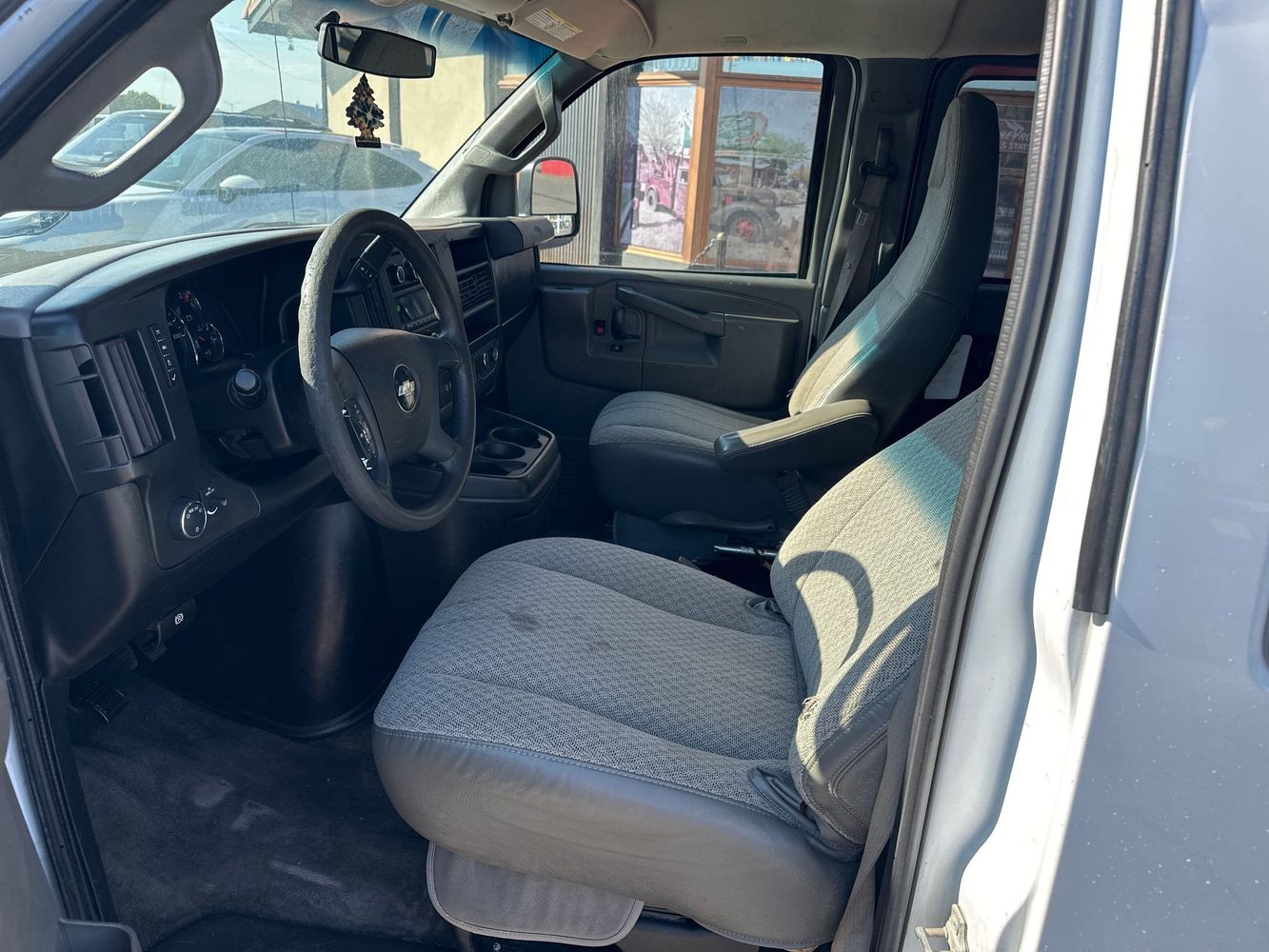 2017 Chevrolet Express Passenger LT 3500 photo 16