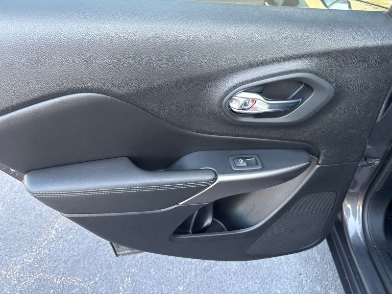 2021 Jeep Cherokee Latitude photo 24