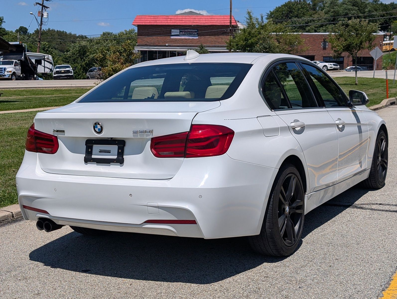 2017 BMW 330i 11