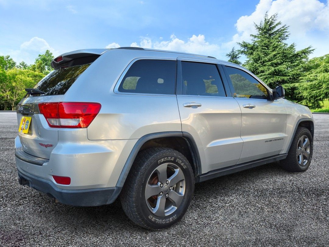 2013 Jeep Grand Cherokee Laredo Trailhawk photo 3