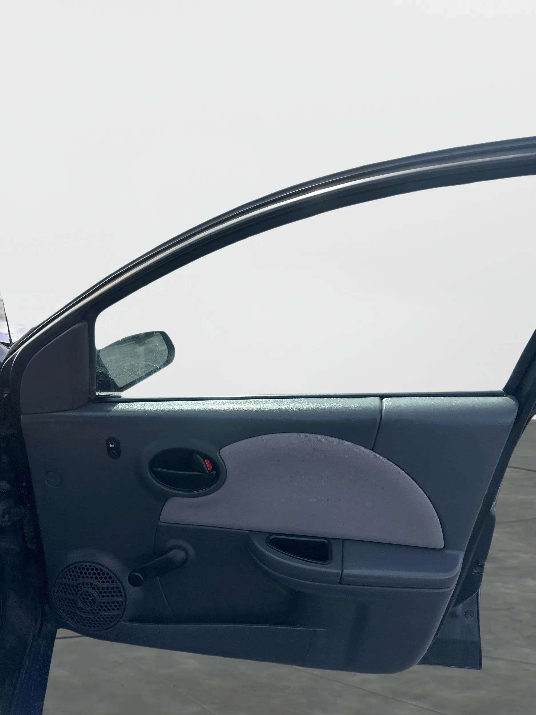 2005 Saturn ION 2 - Photo 9