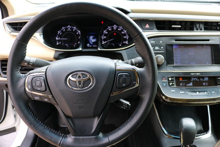 2014 Toyota Avalon XLE | Victory Motors of Colorado