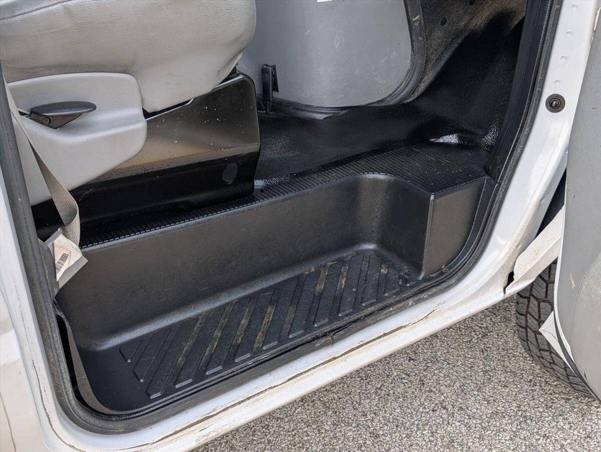 2017 Ford E-Series 26