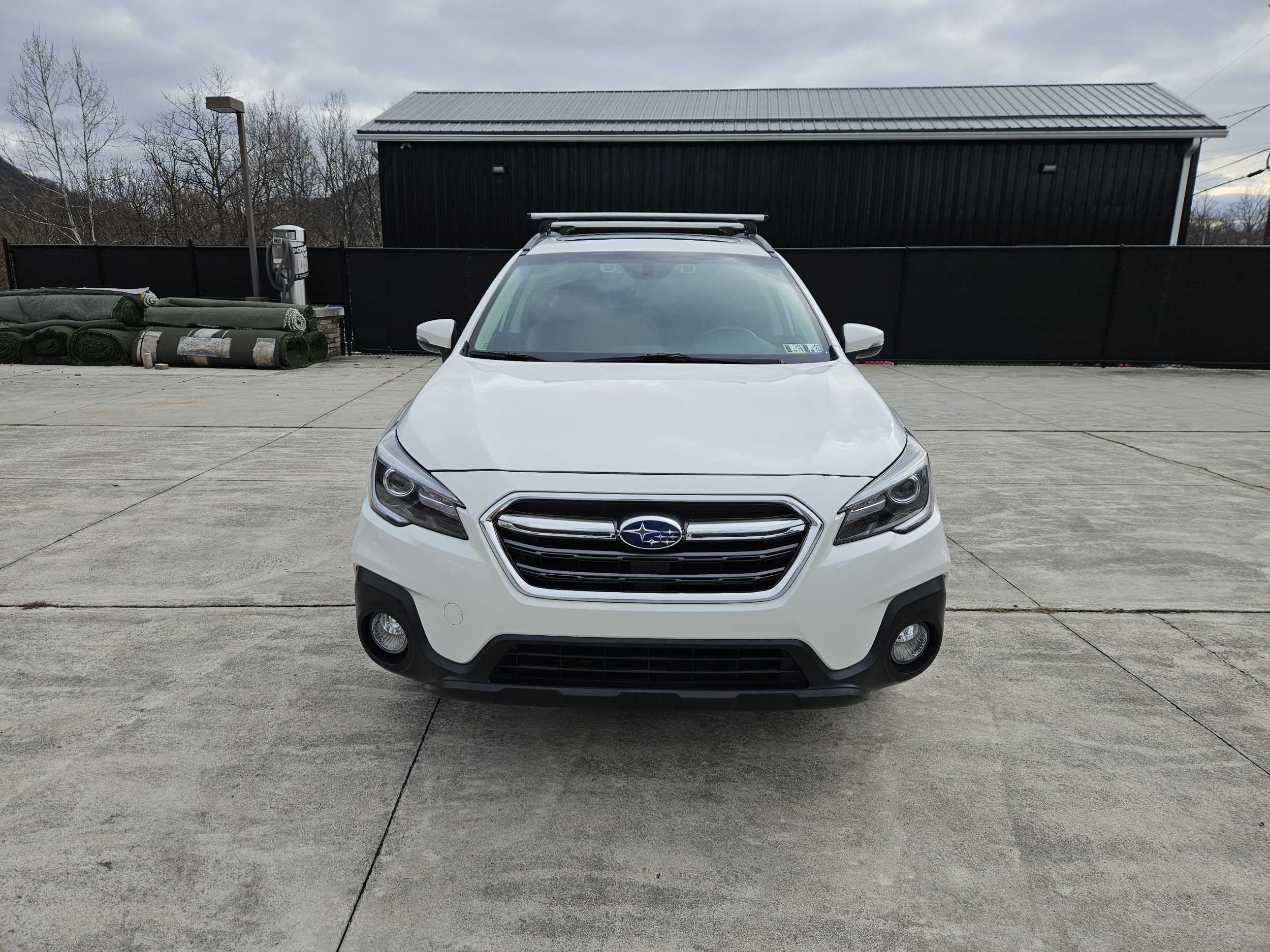 2018 Subaru Outback 2.5i Touring photo 2