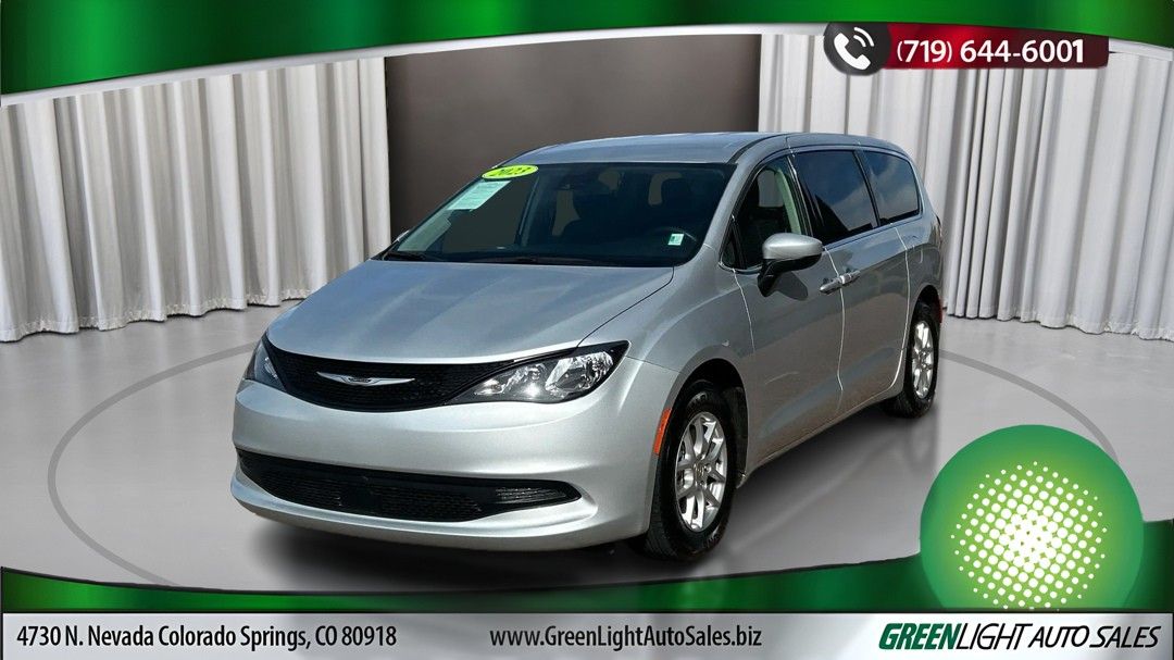 2023 Chrysler Voyager LX's photo