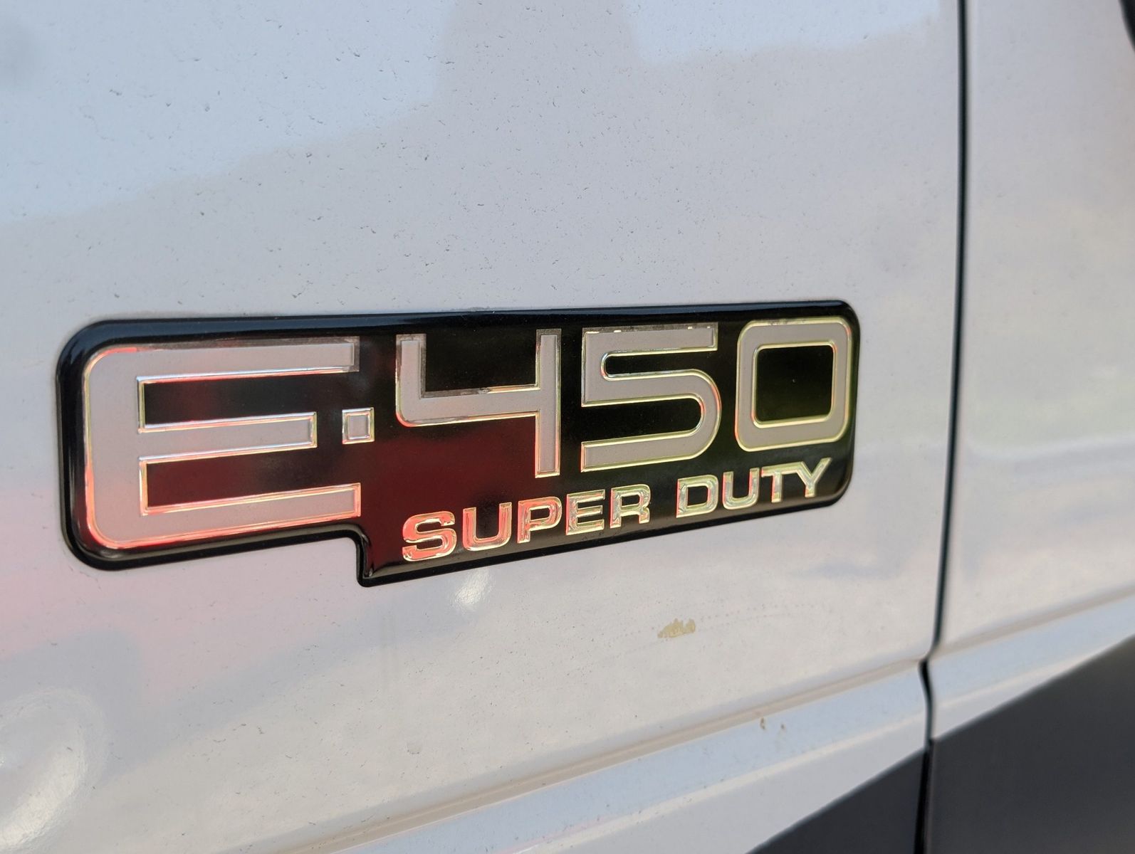 2004 Ford E-Series Chassis 18