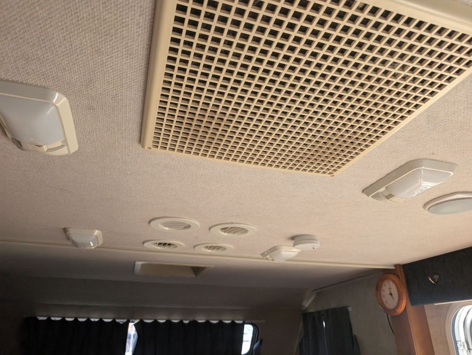 2004 Ford E-Series Chassis 108