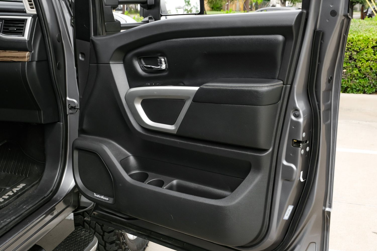 2017 Nissan Titan SL photo 40