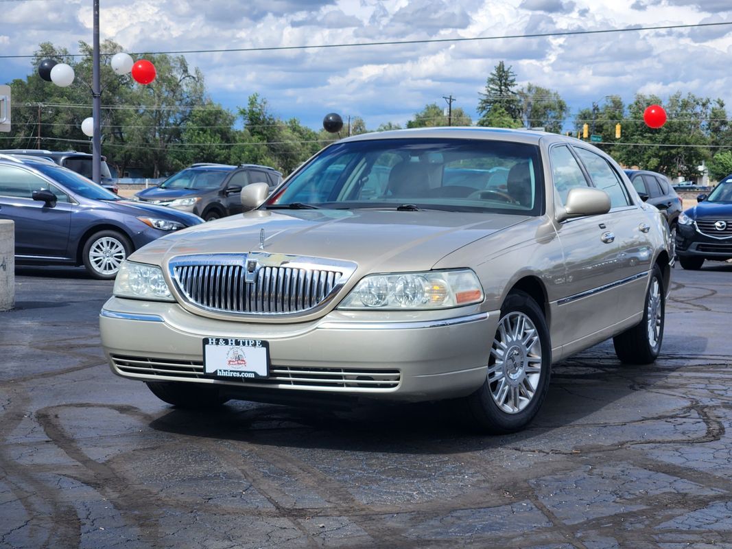 Brown (Beige) 2006 Lincoln Town Car Sedan Rear-Wheel Drive 4-Speed Automatic