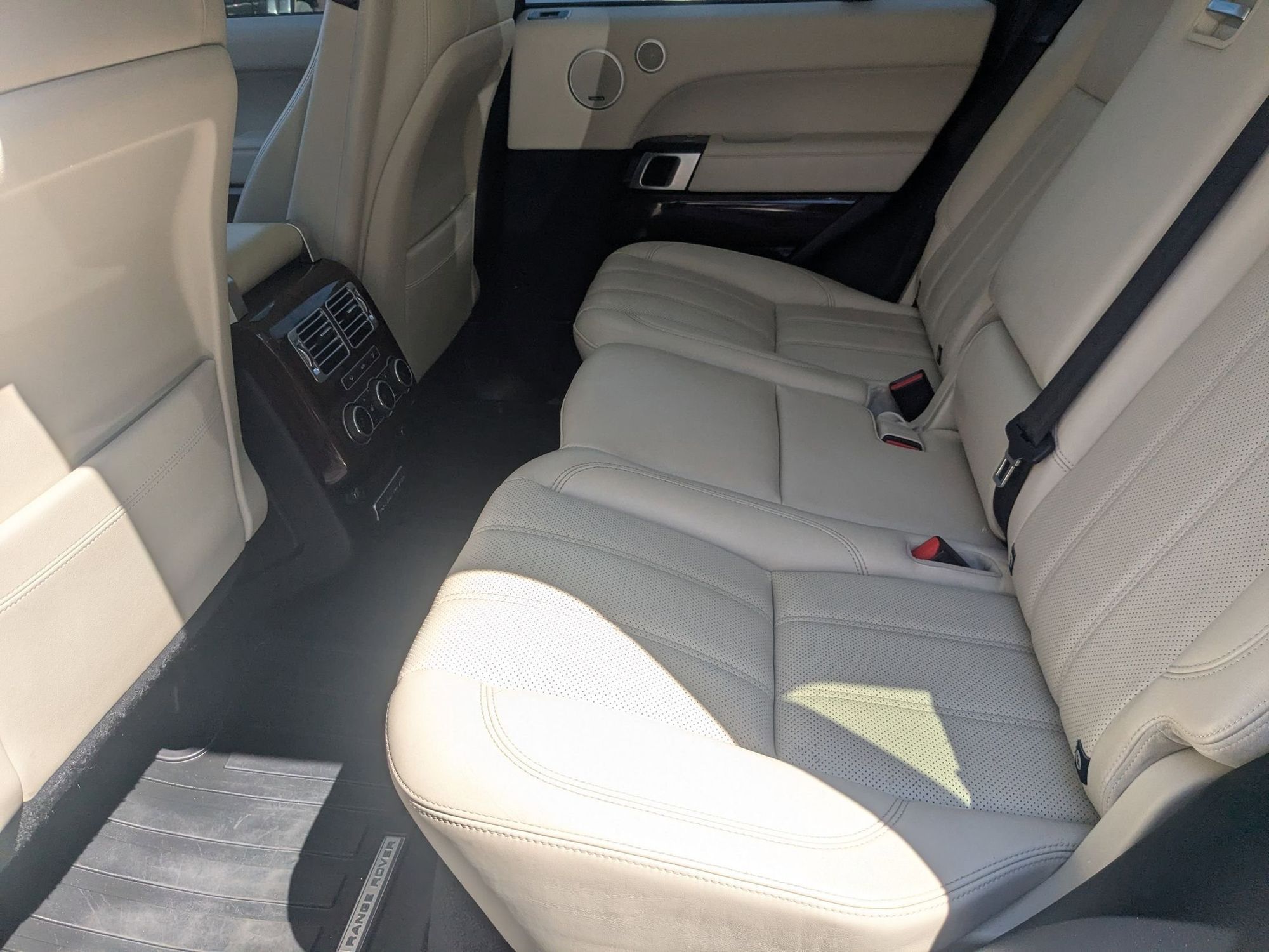 2016 Land Rover Range Rover HSE photo 15