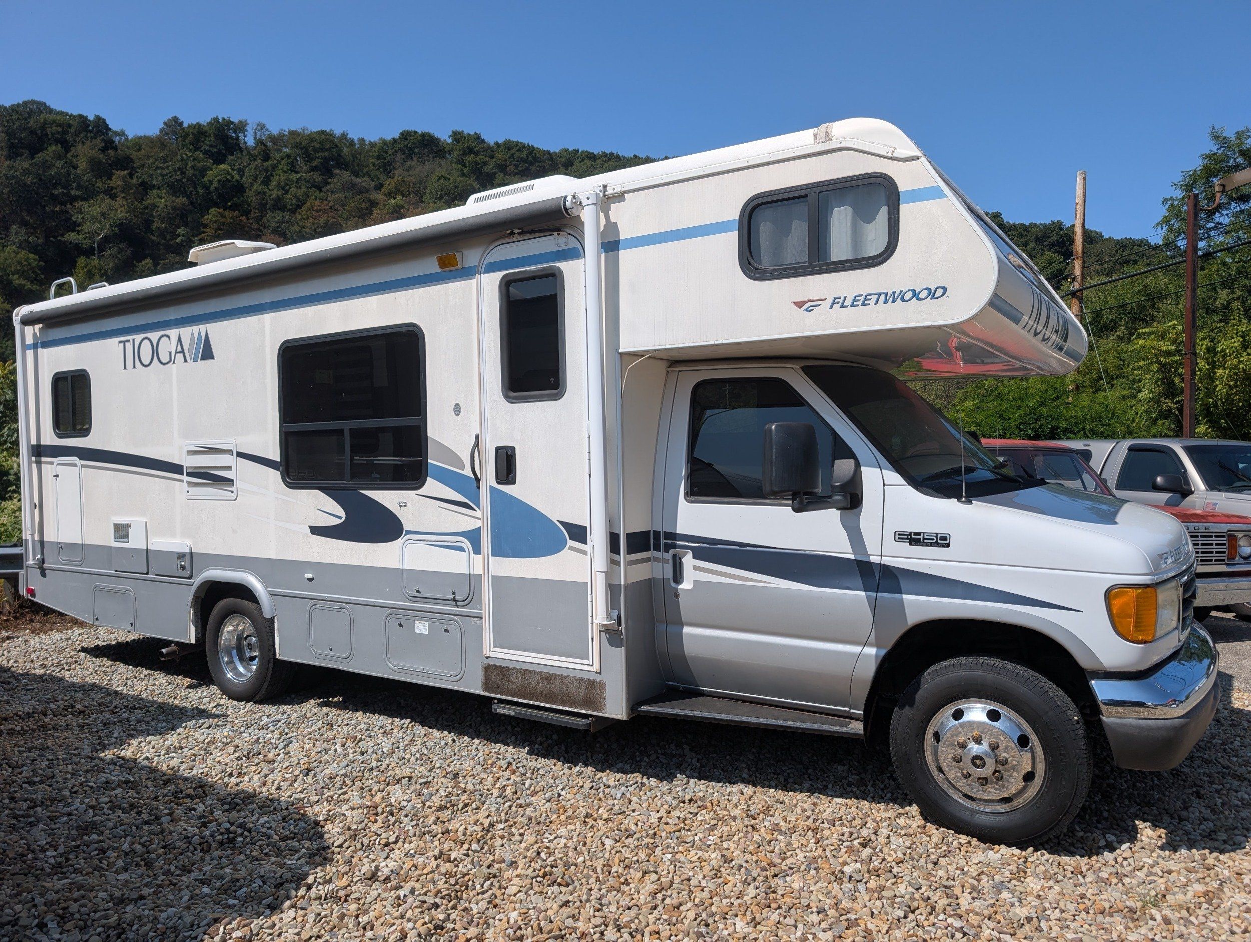 2004 Ford E-450 photo 3