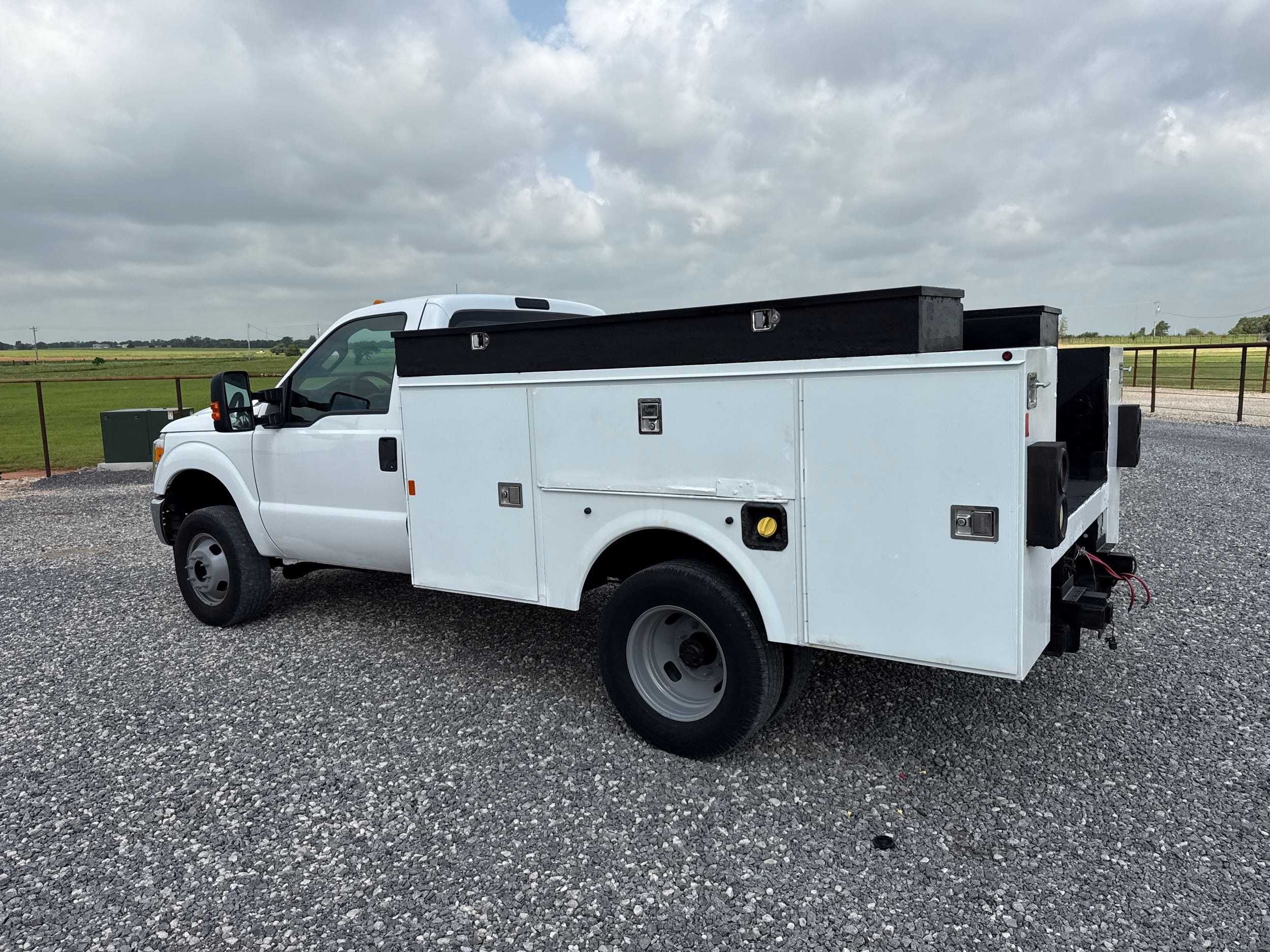 2016 Ford F-350 Super Duty Chassis Cab XL