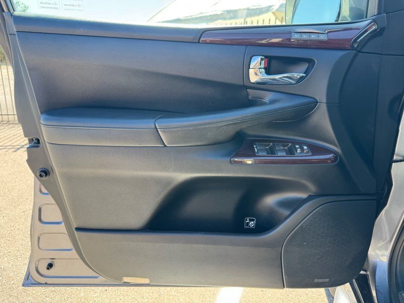 2013 Lexus LX 570 Luxury photo 10