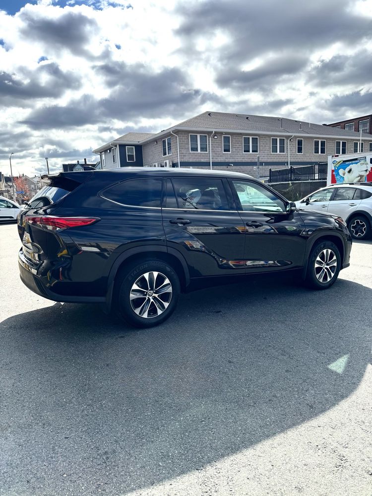 2021 Toyota Highlander XLE photo 2