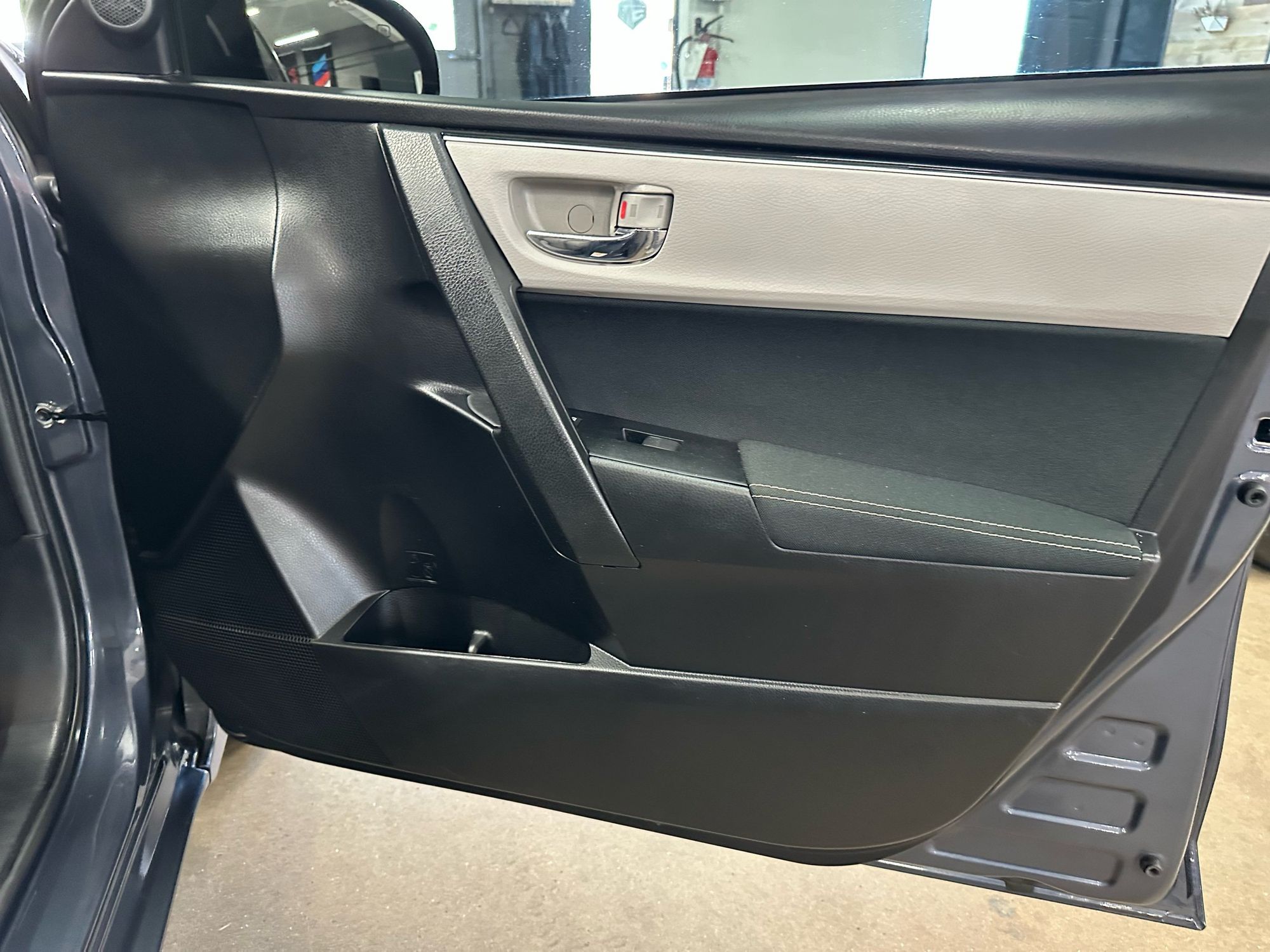 2018 Toyota Corolla LE photo 26
