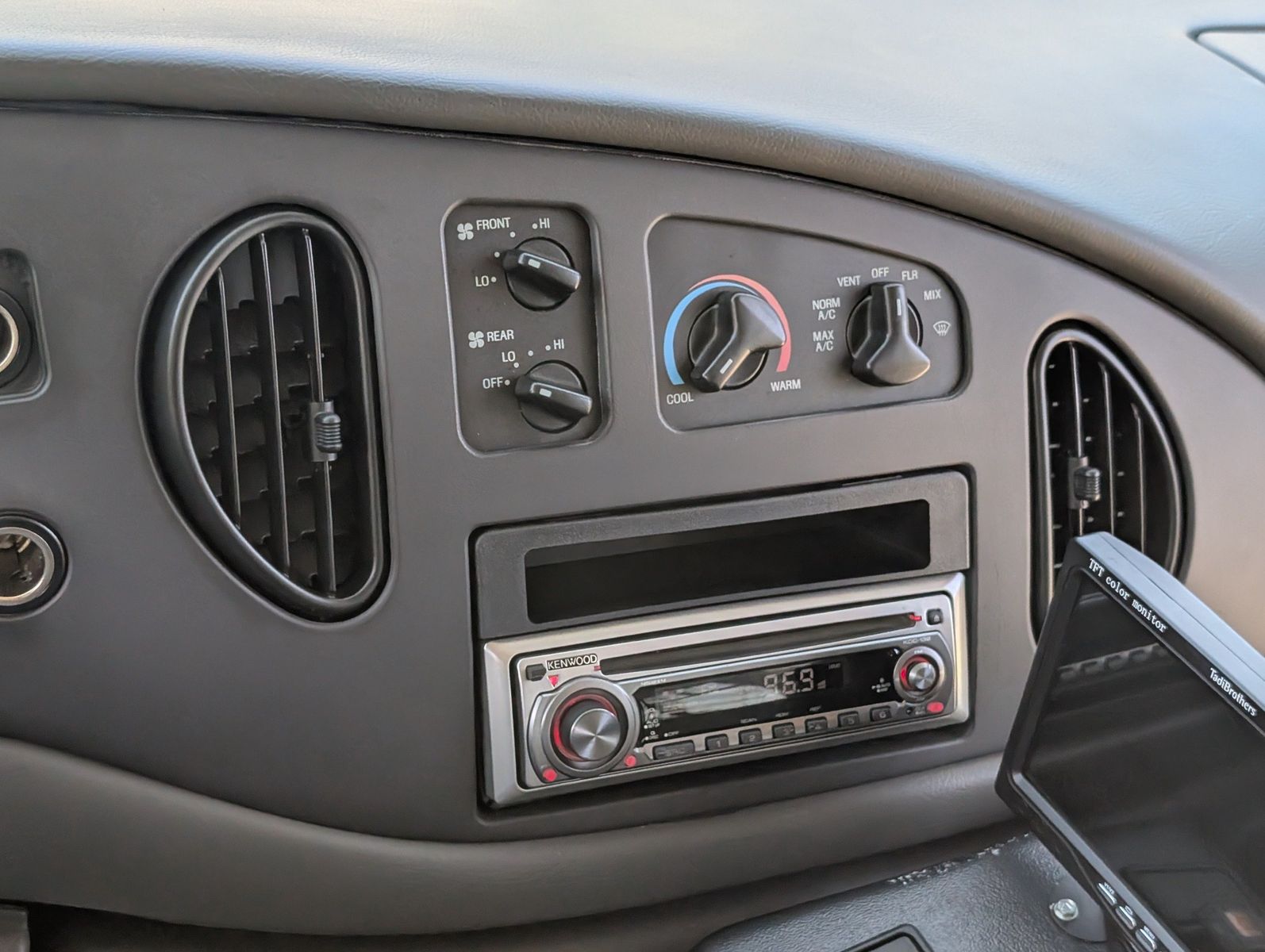 2007 Ford E-450 Cutaway 86