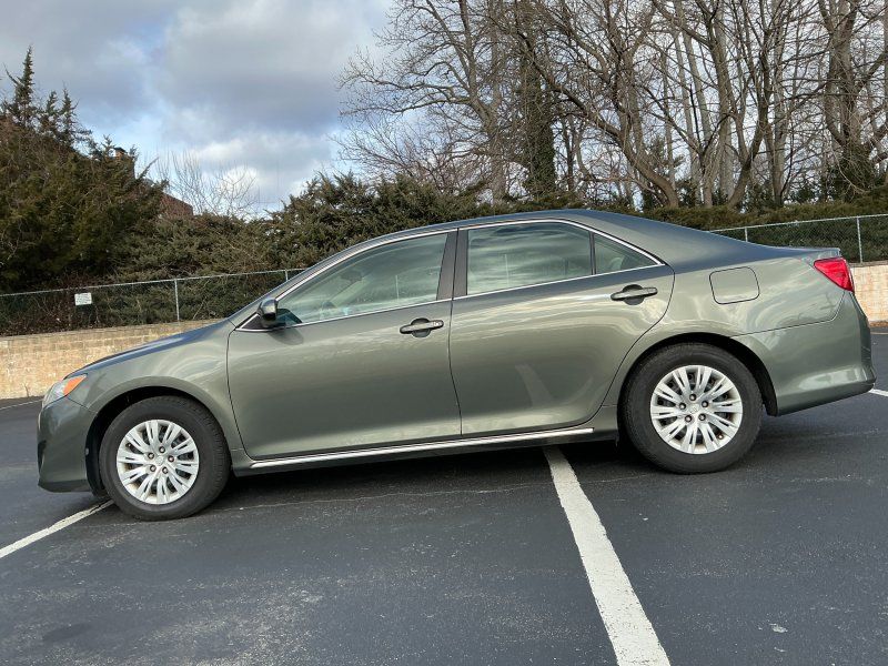 2014 Toyota Camry LE's photo