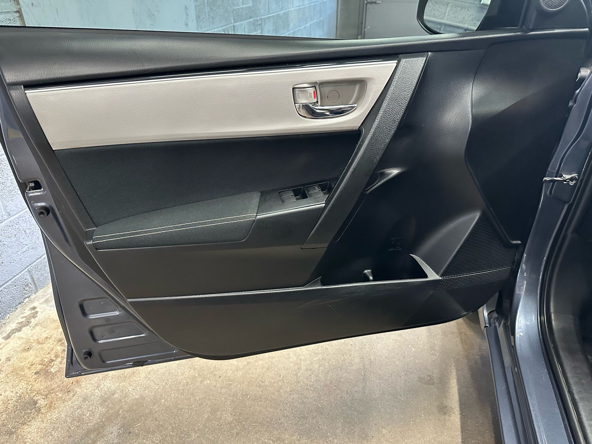2018 Toyota Corolla LE photo 17