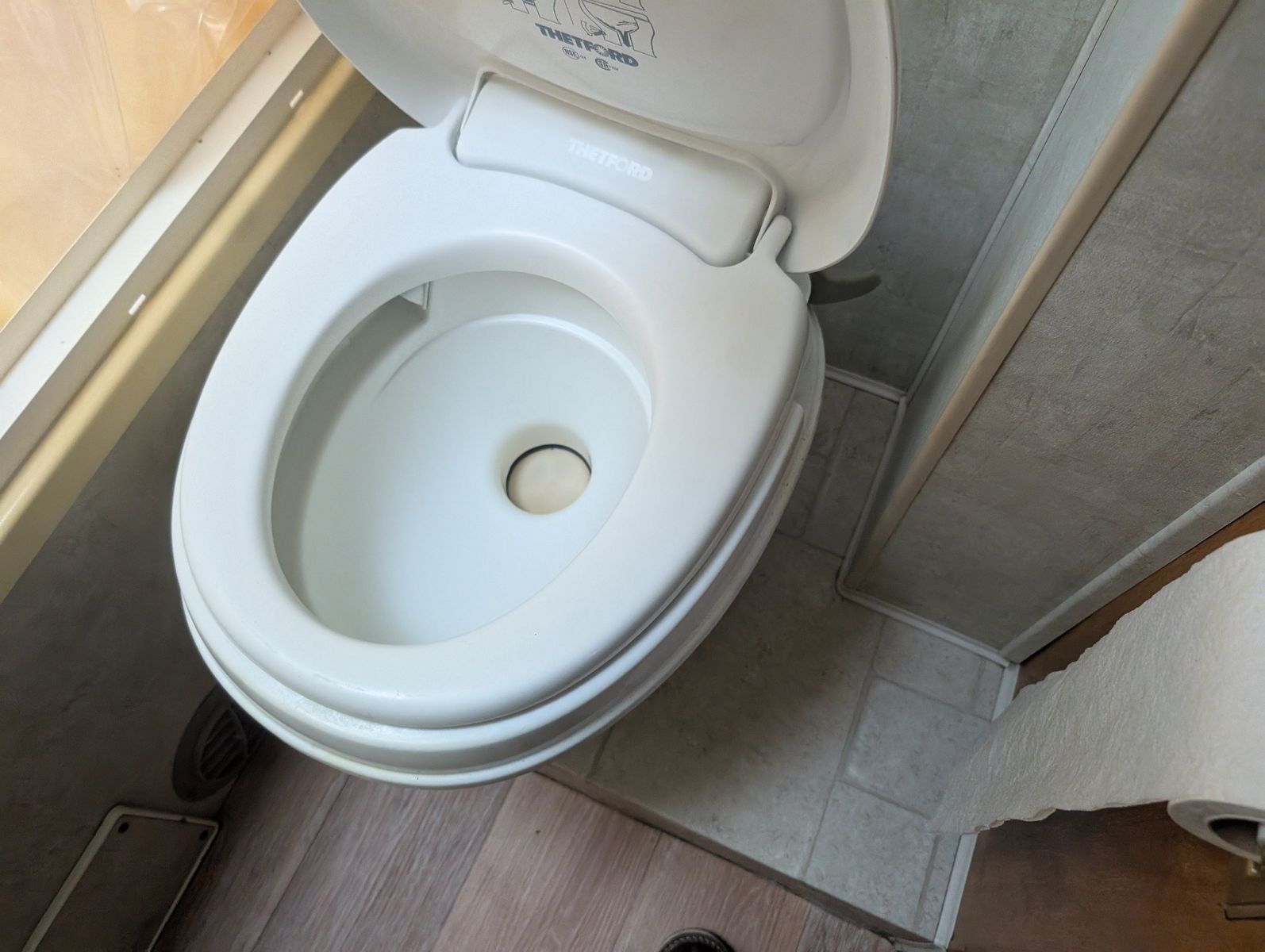 2004 Ford E-Series Chassis 102