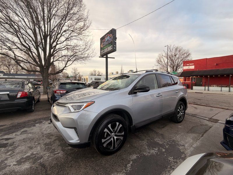 2018 Toyota RAV4 LE's photo