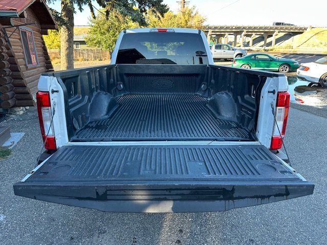 2017 Ford F-350 XLT photo 22