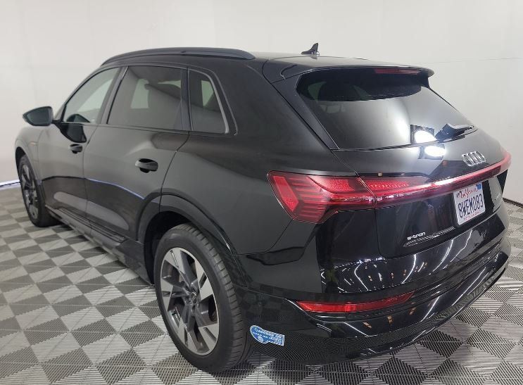 2021 Audi e-tron Premium photo 3