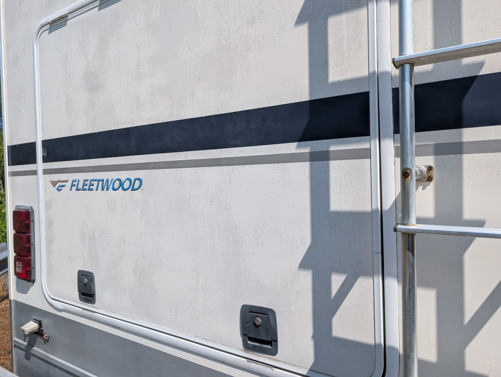 2004 Ford E-Series Chassis 52