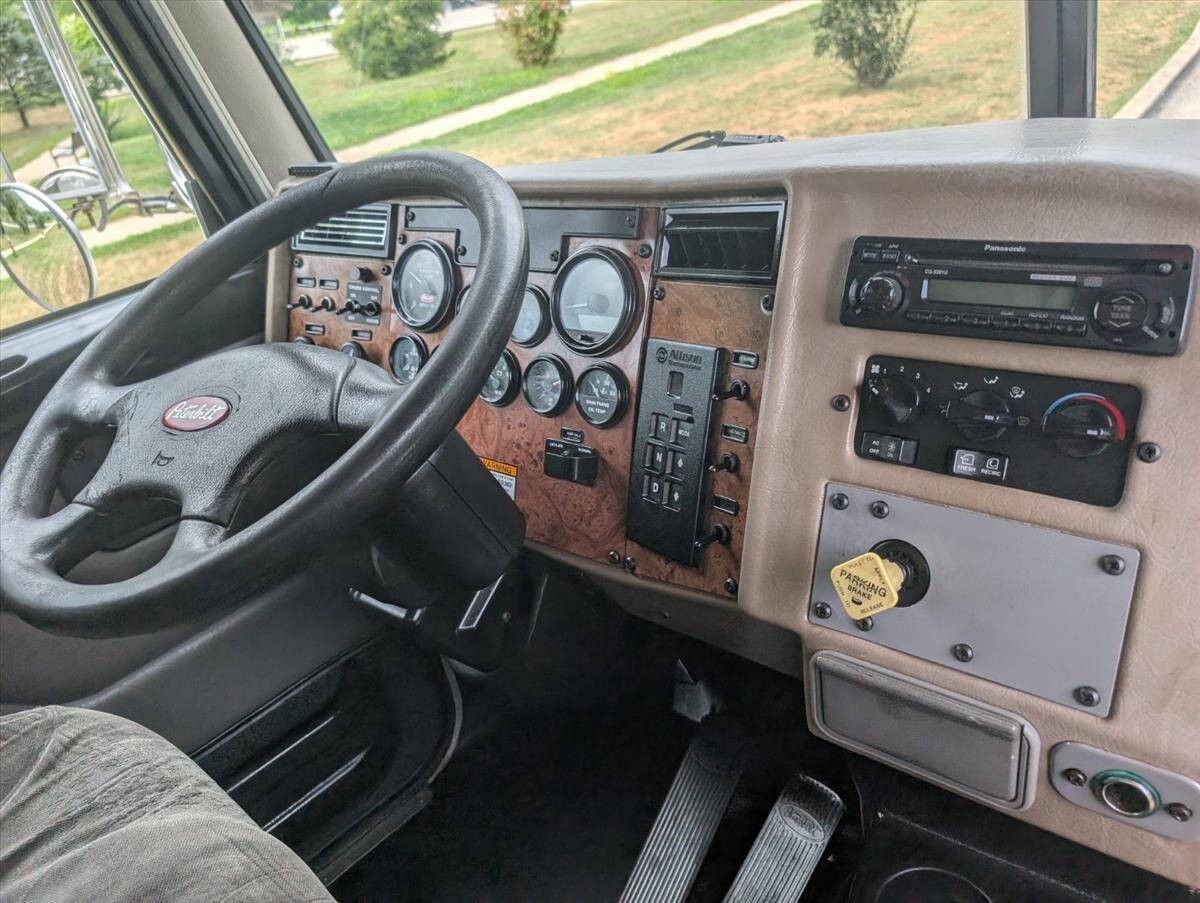 2007 Peterbilt 335 53