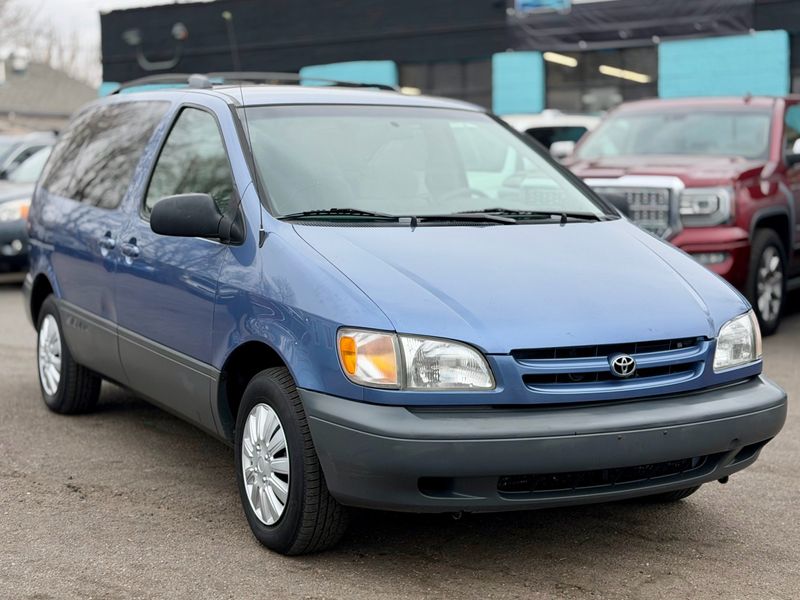 2000 Toyota Sienna LE