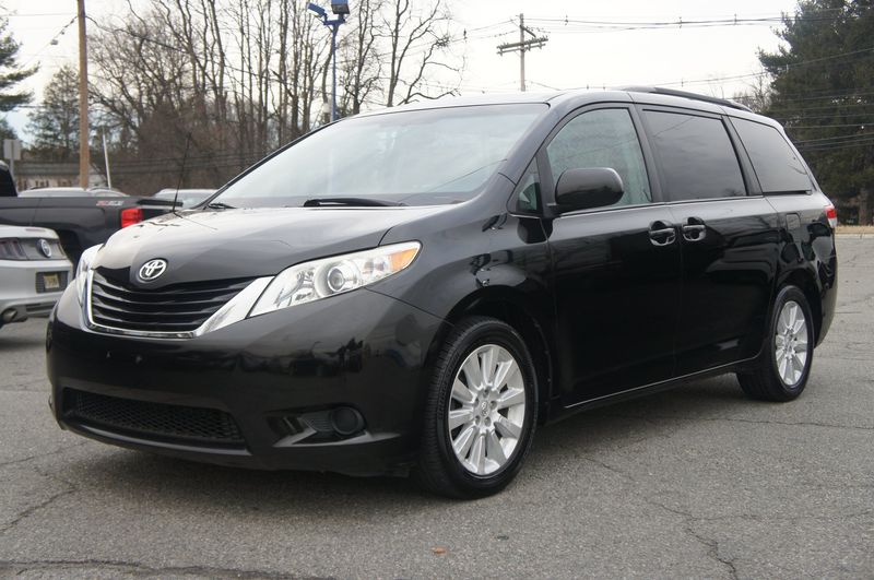 2011 fashion toyota minivan