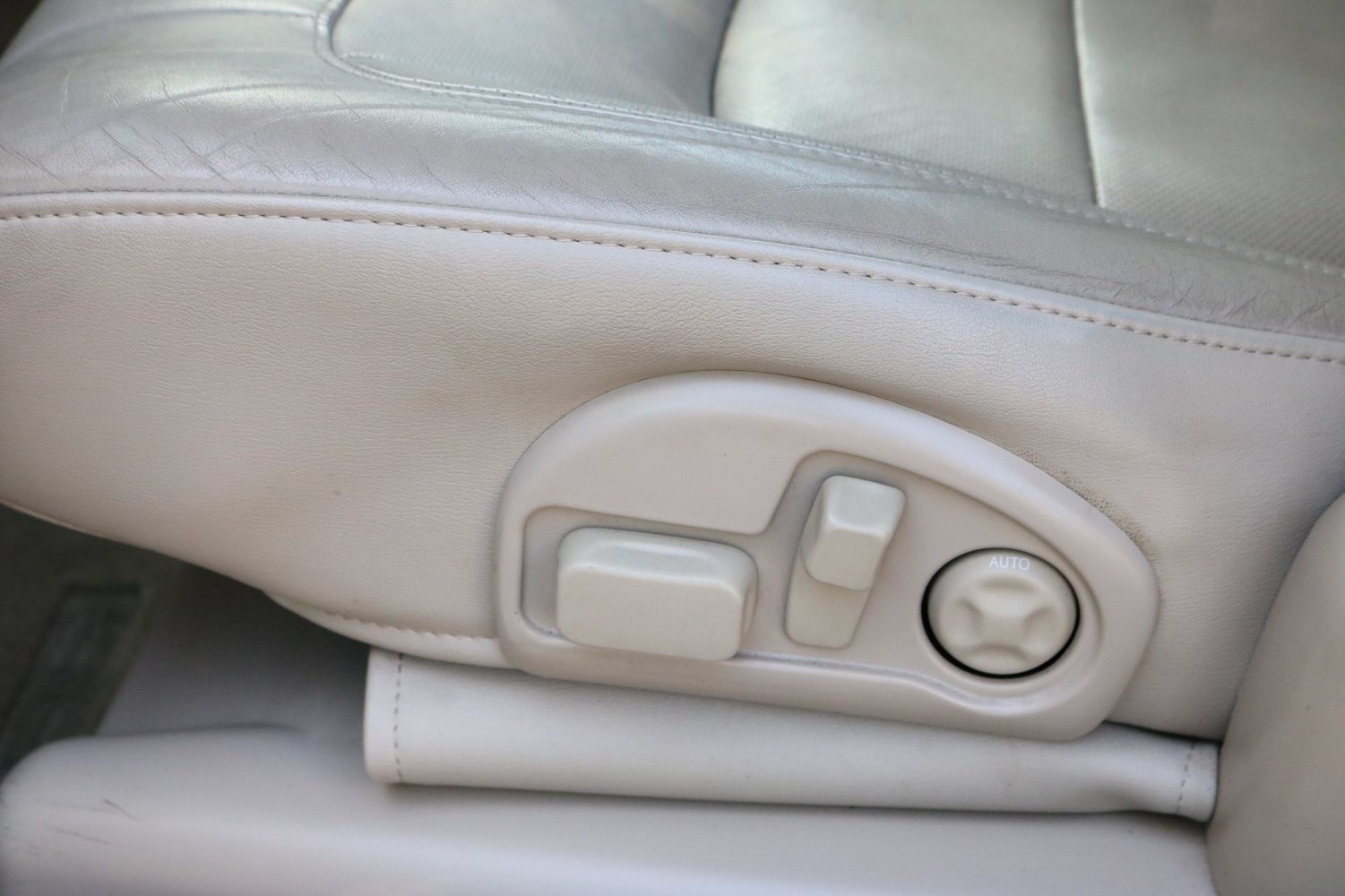 2005 Cadillac DeVille DHS Victory Motors of Colorado