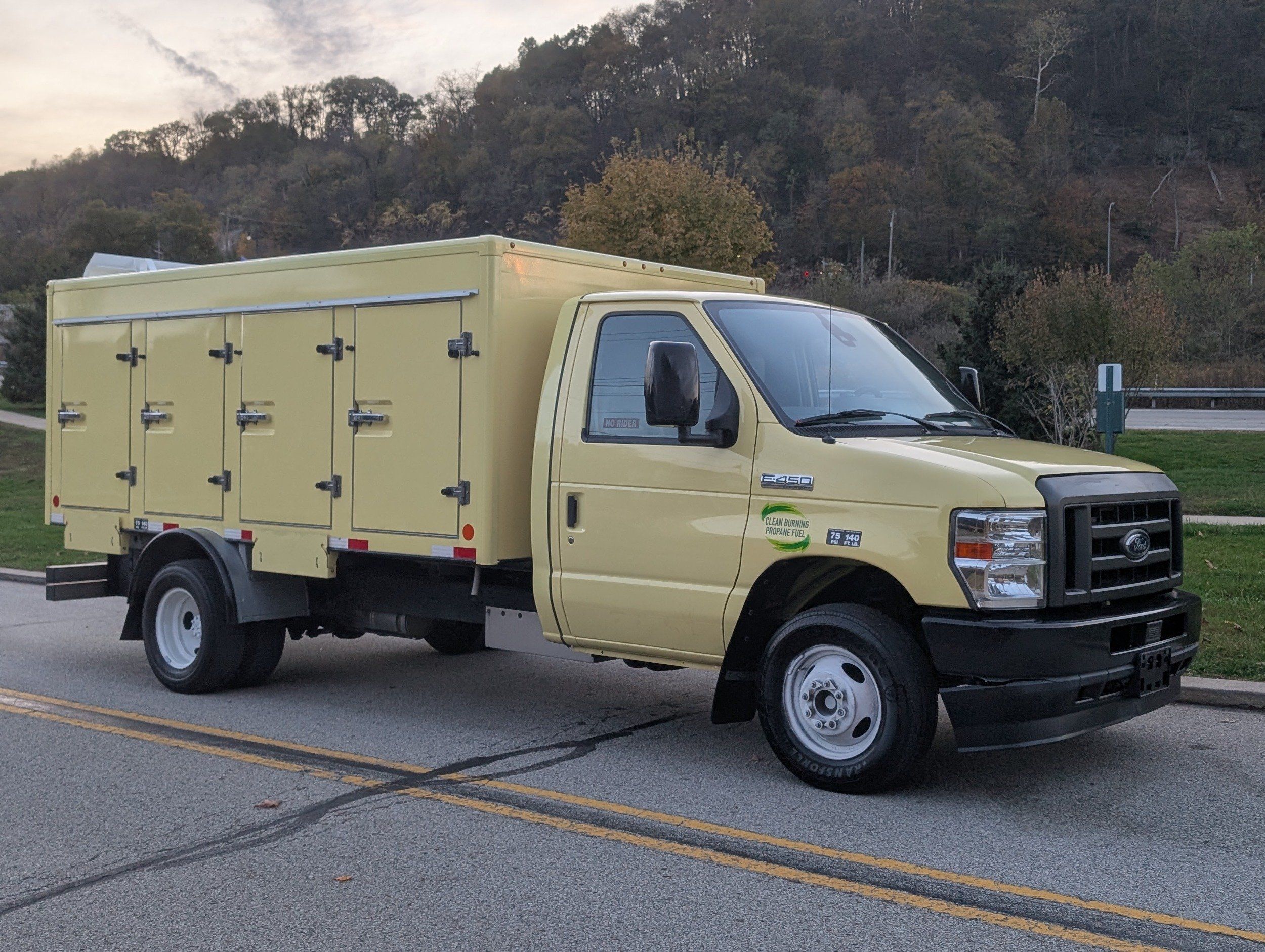 2022 Ford E-450 photo 2