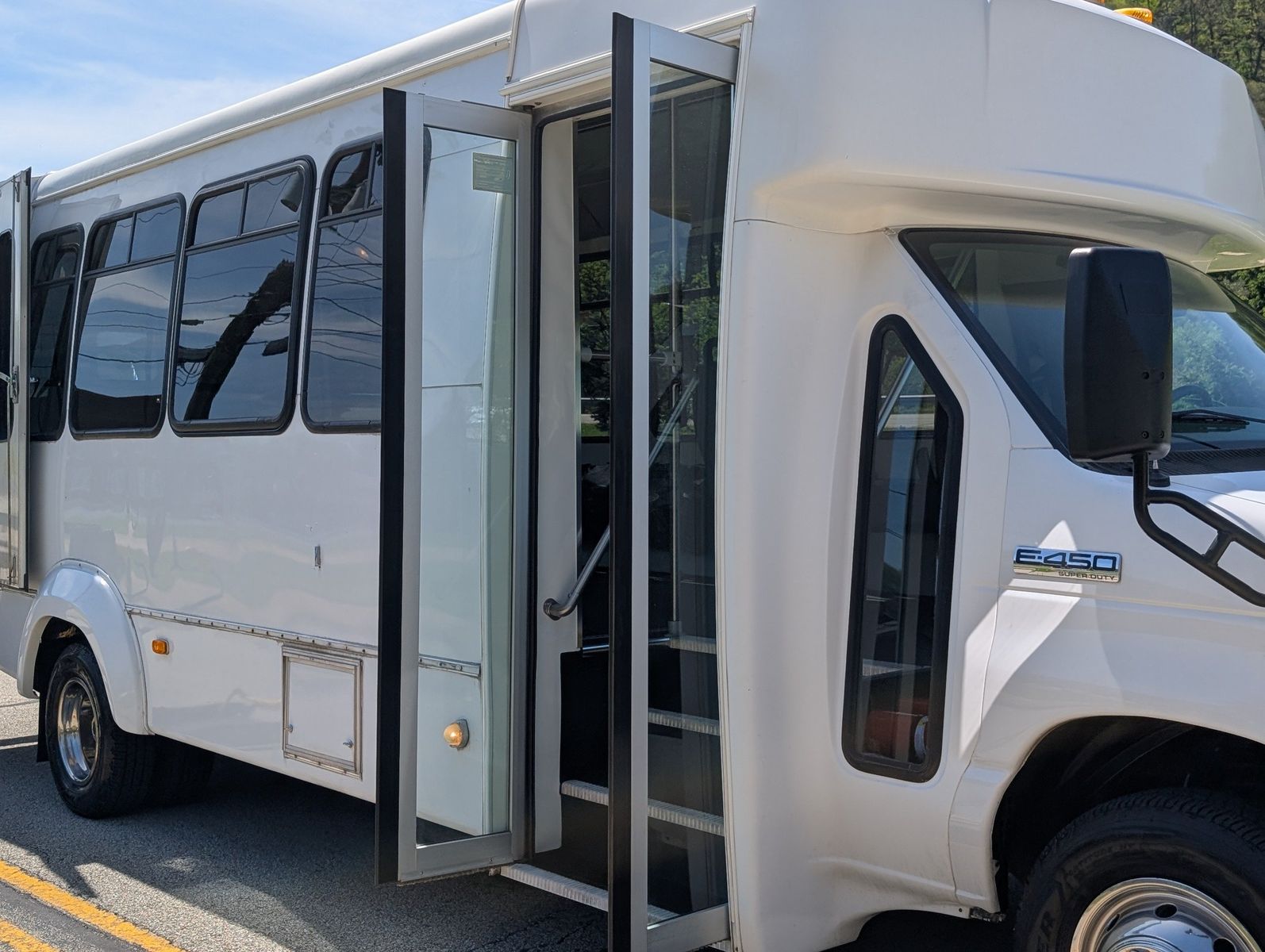 2007 Ford E-450 Cutaway 23