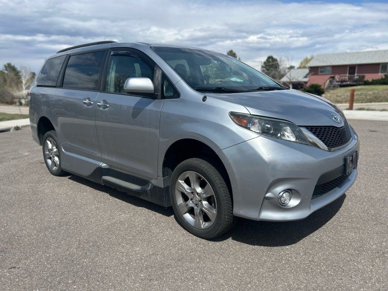 2013 Toyota Sienna SE V6 8-Passenger's photo
