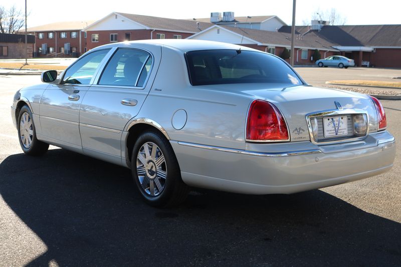 2004 Lincoln Town Car Photos