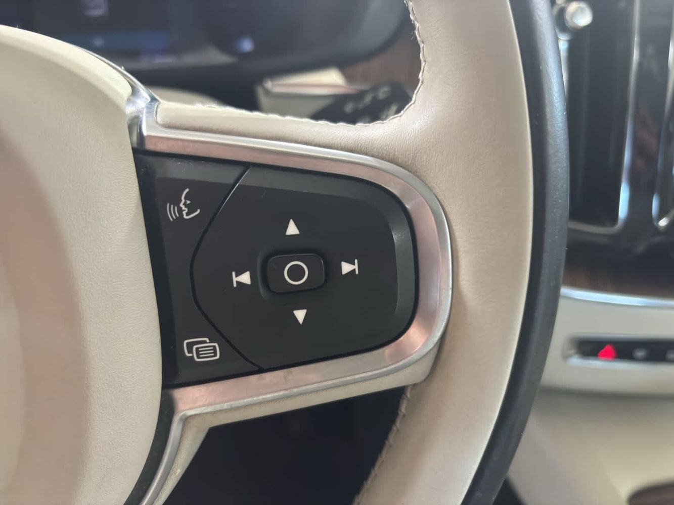 2022 Volvo XC60 B5 Momentum photo 17