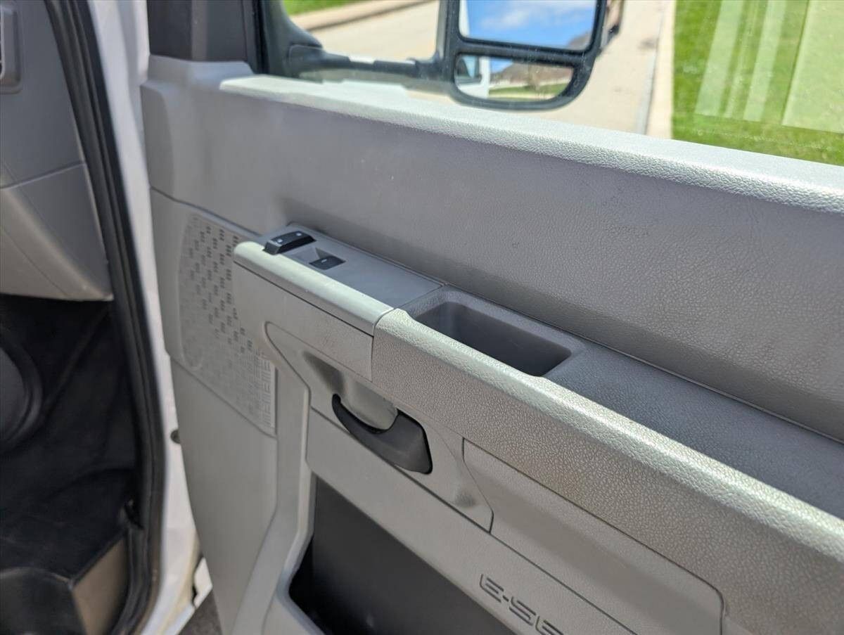 2014 Ford E-Series 26