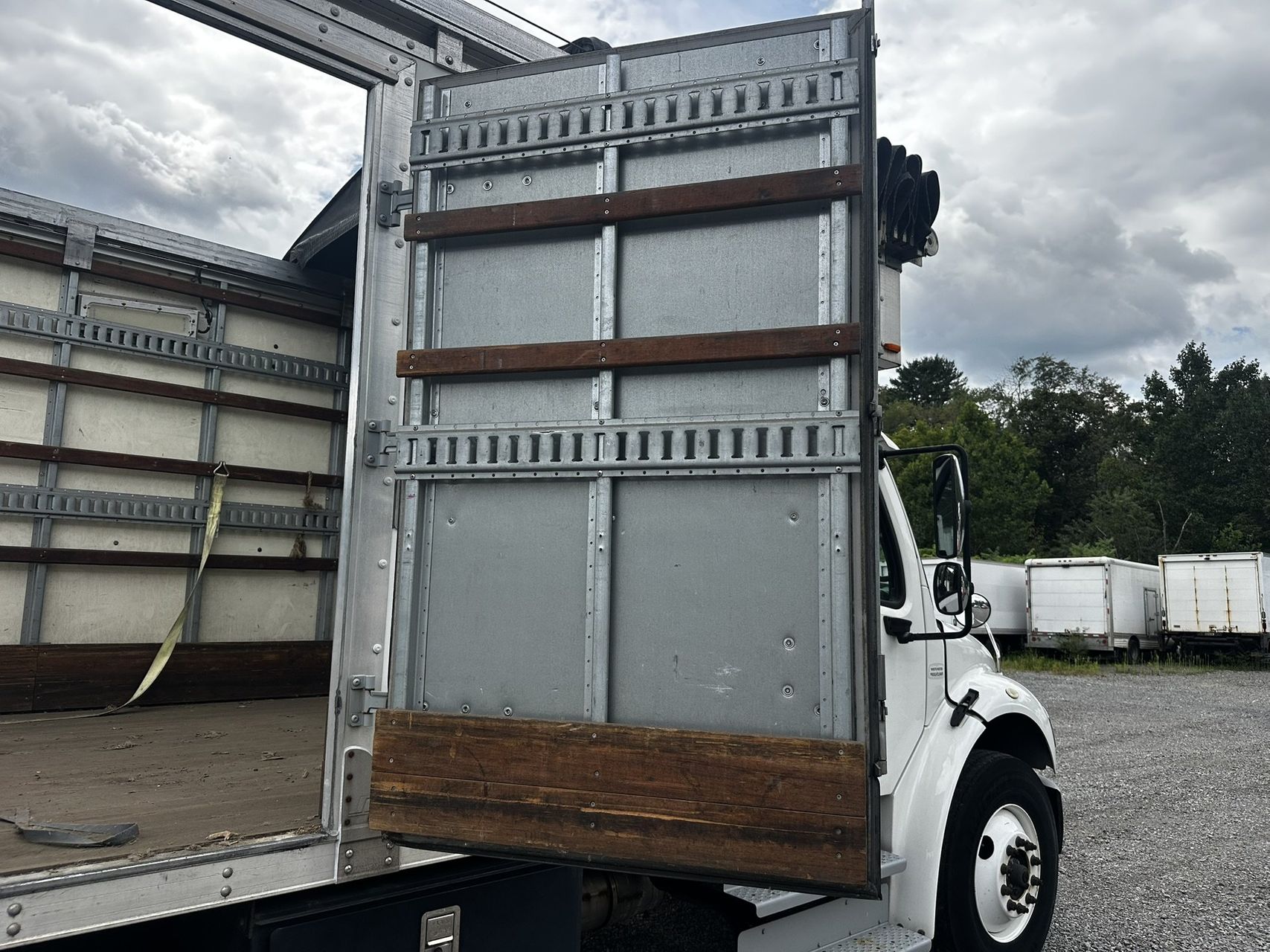 2016 Freightliner M2 106 43