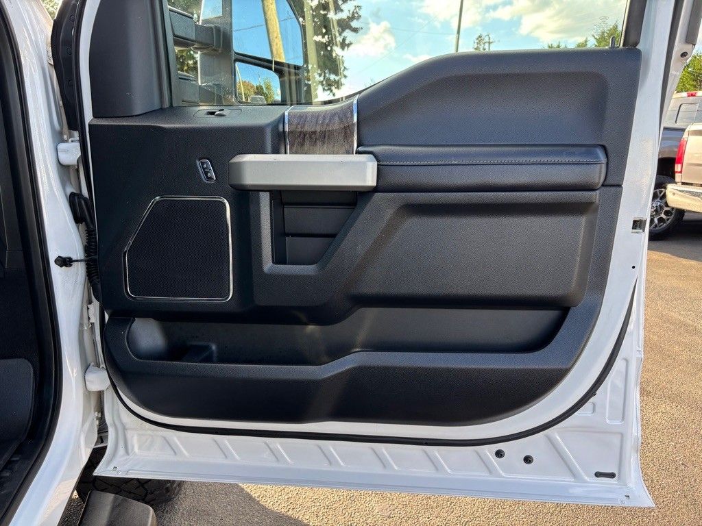 2017 Ford F-250 Lariat photo 25