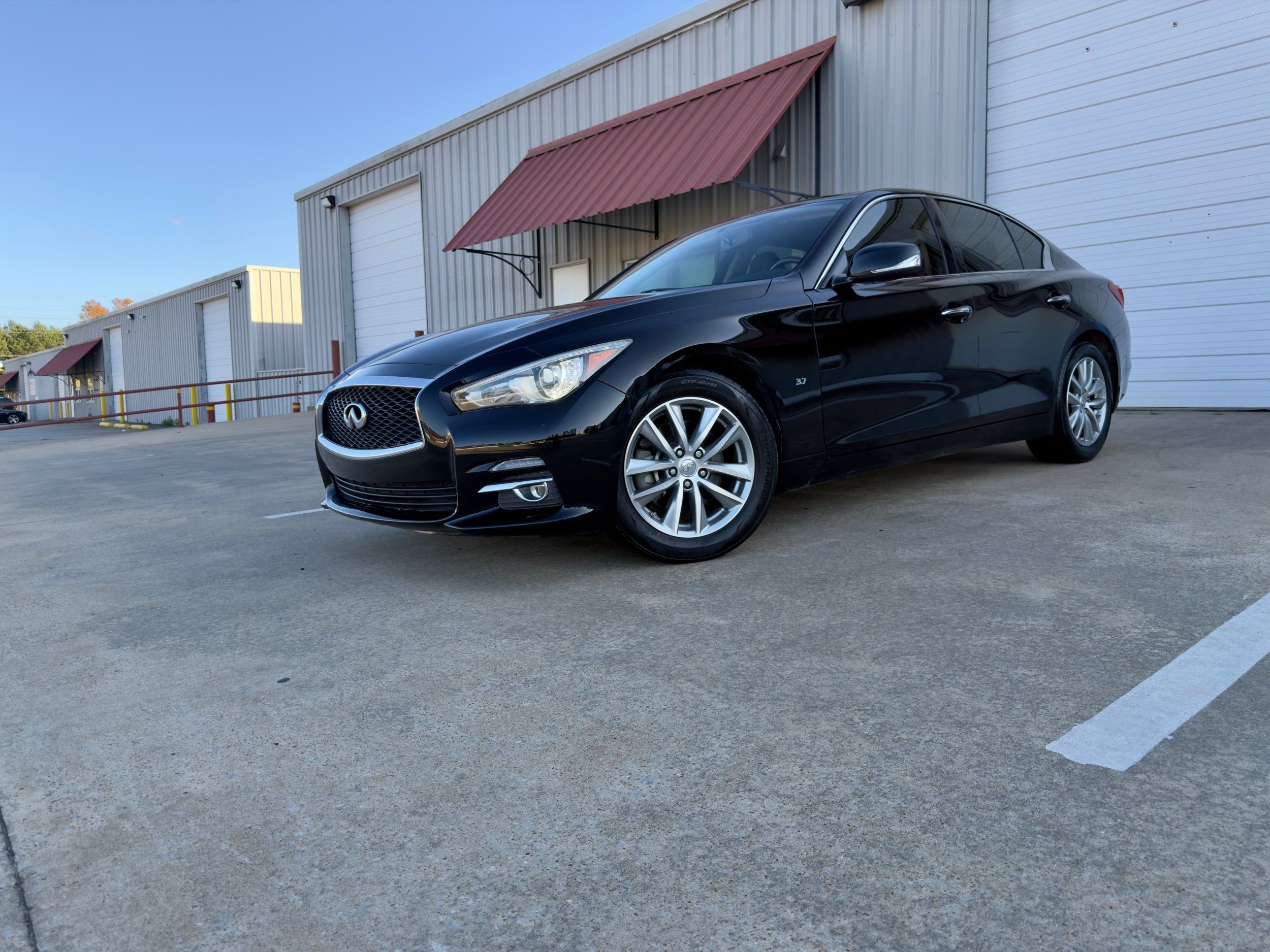 2015 INFINITI Q50 Premium's photo