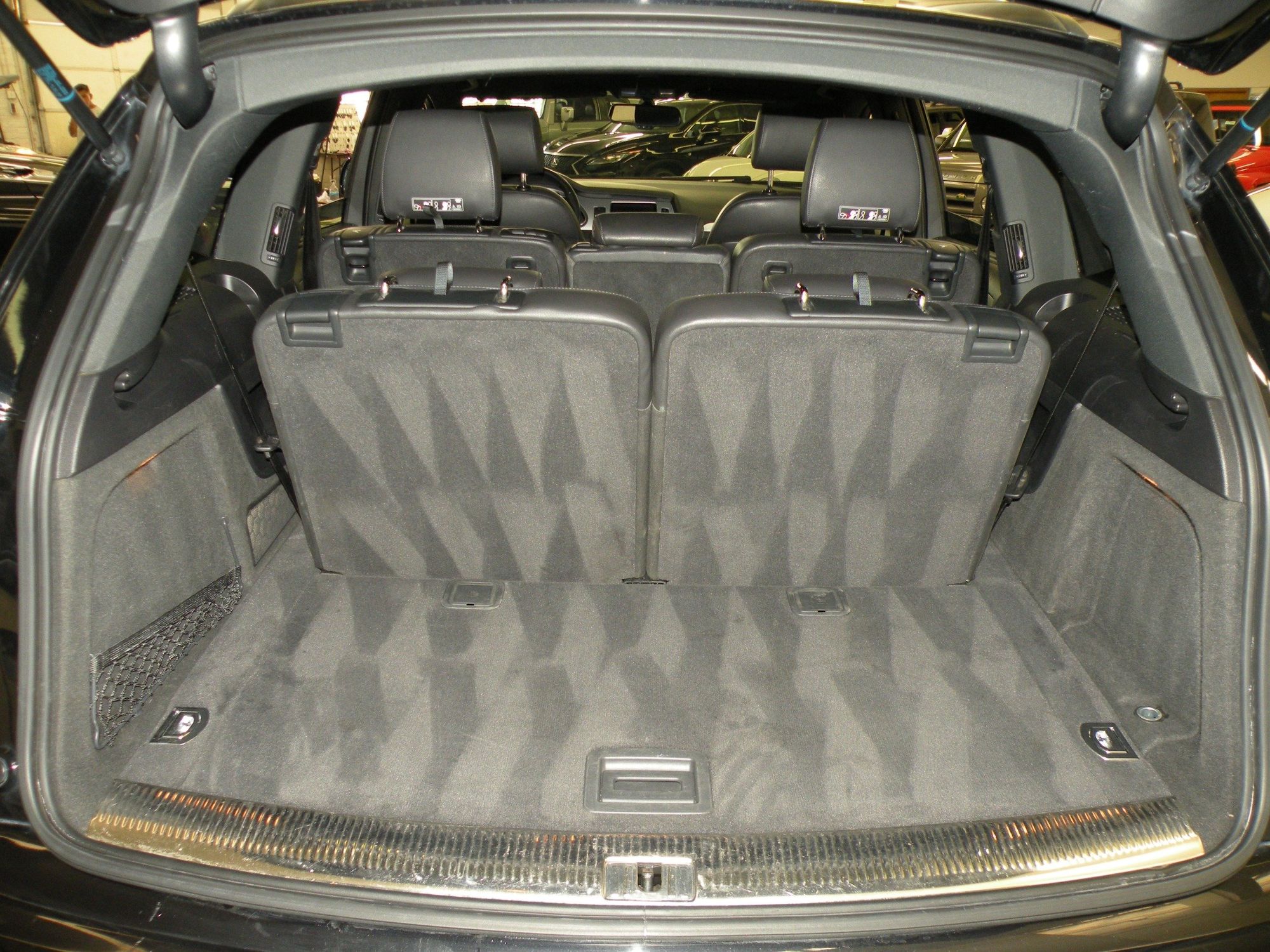 Audi Q7 Retractable Cargo Cover