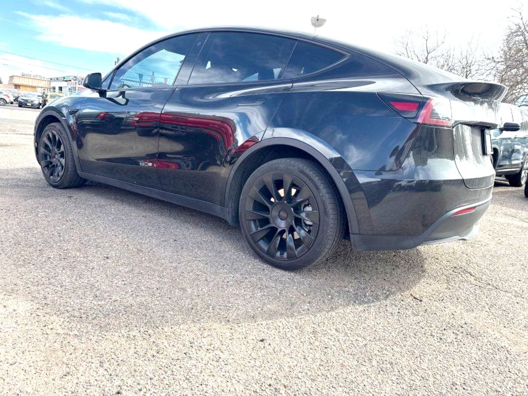 View vehicle photo 4
